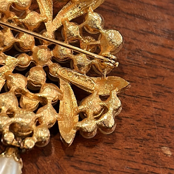 Vintage R. Mandle Pearl Brooch & Matching Earring Set. - Picture 12 of 14